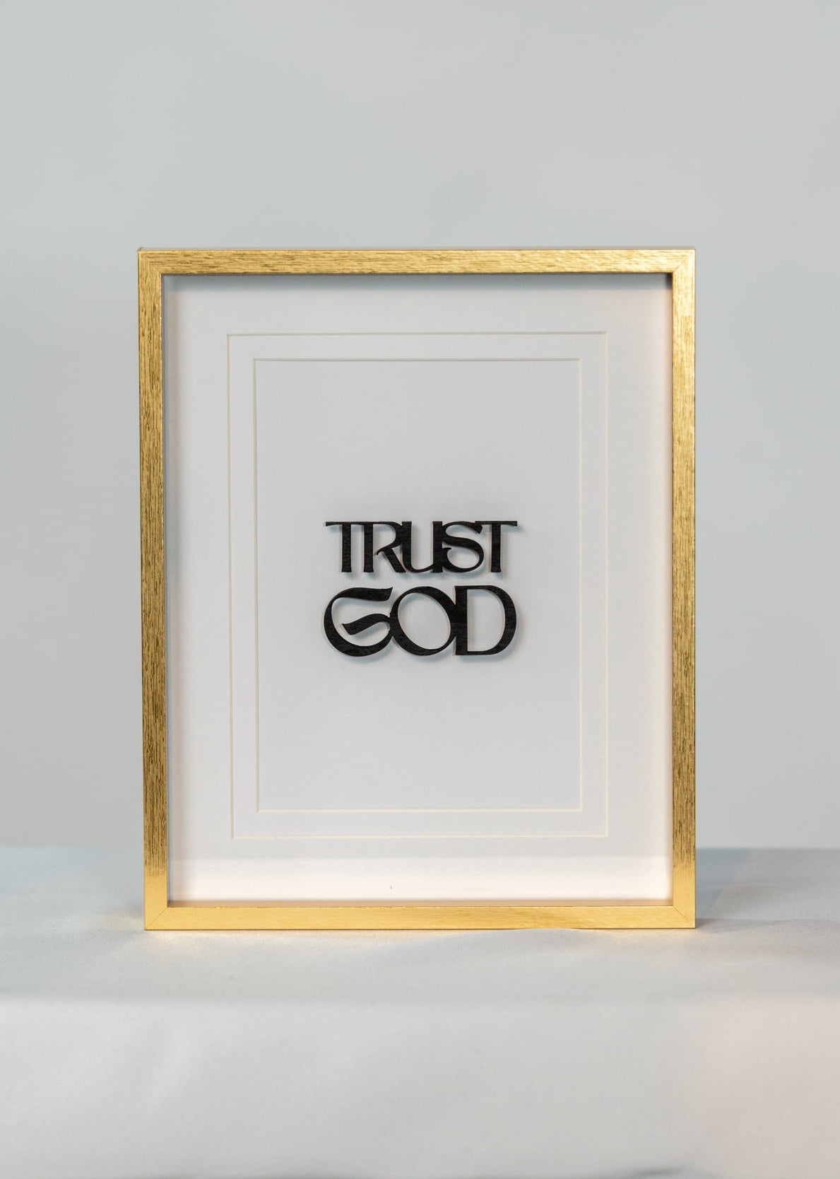 Trust God • Bilderrahmen mit Holzschrift