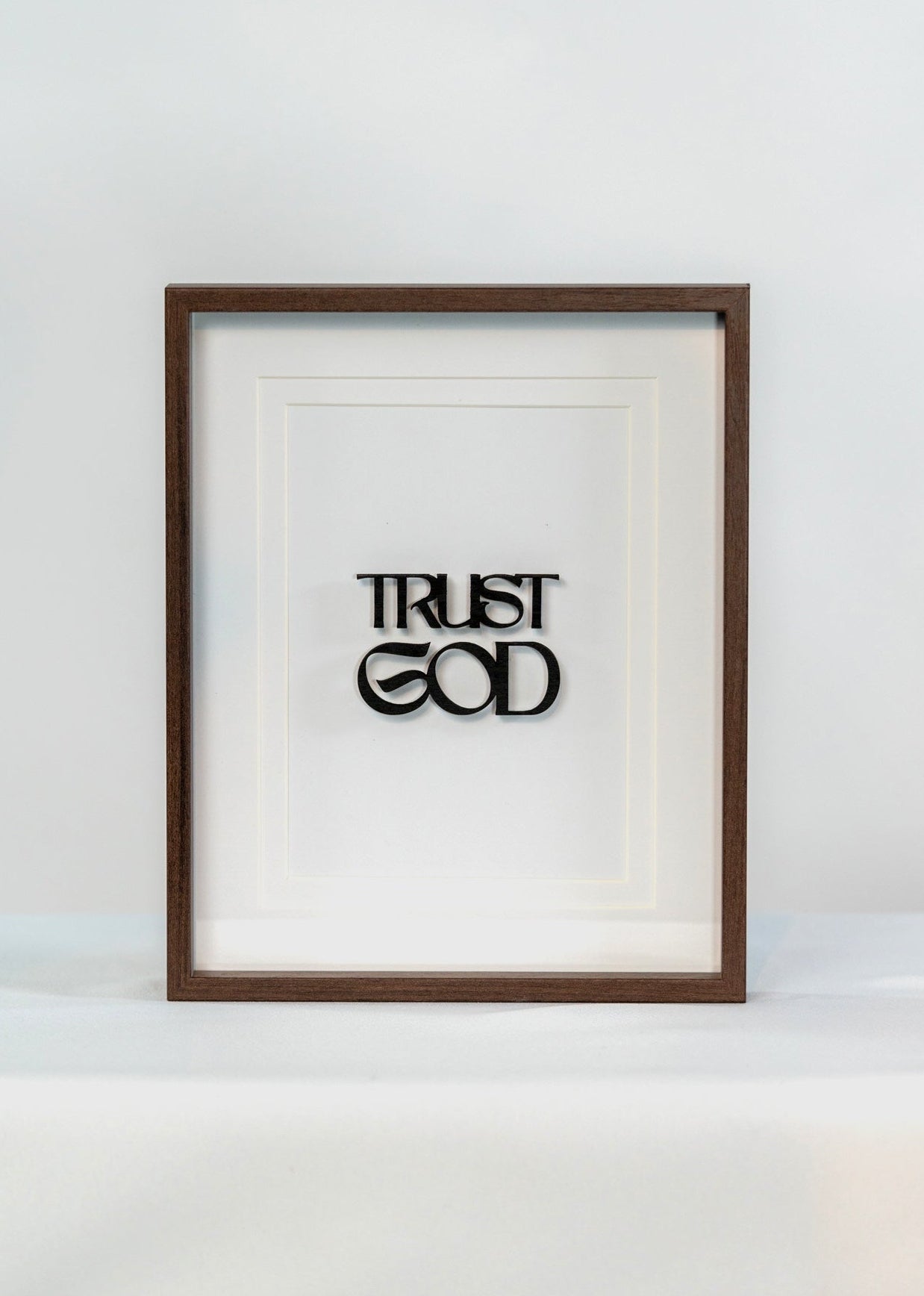 Trust God • Bilderrahmen mit Holzschrift