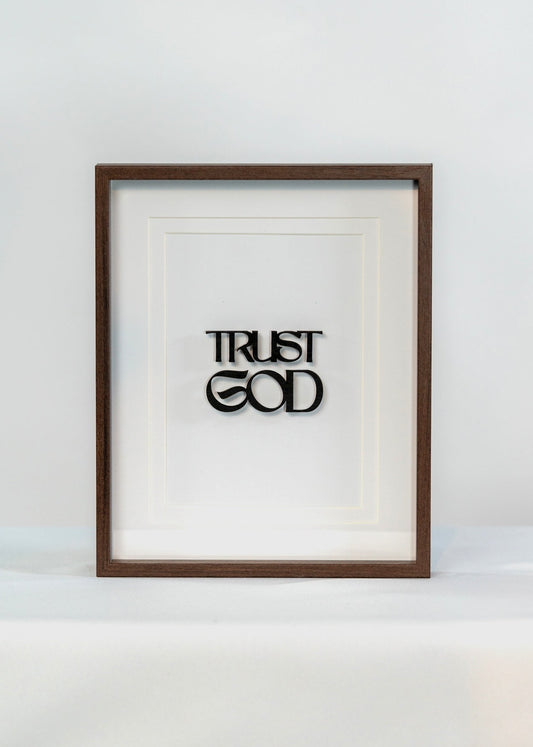 Trust God • Bilderrahmen mit Holzschrift