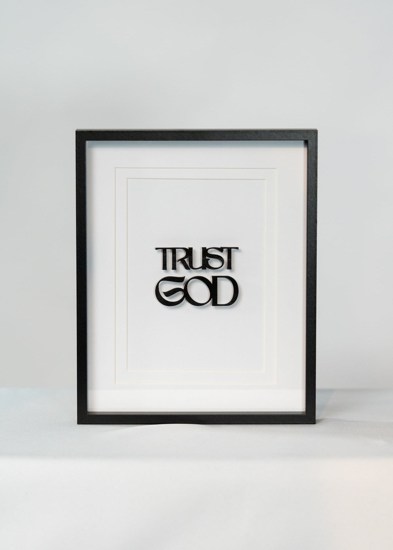 Trust God • Bilderrahmen mit Holzschrift