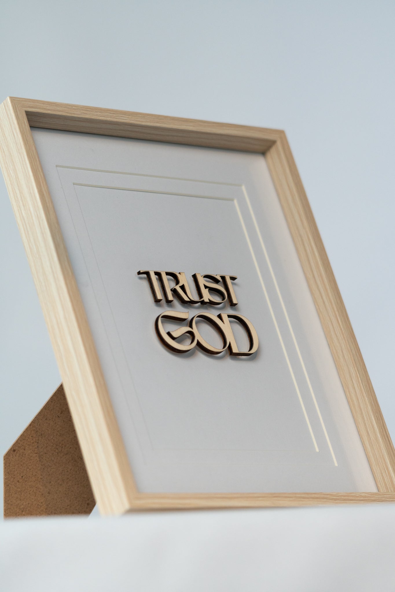 Trust God • Bilderrahmen mit Holzschrift