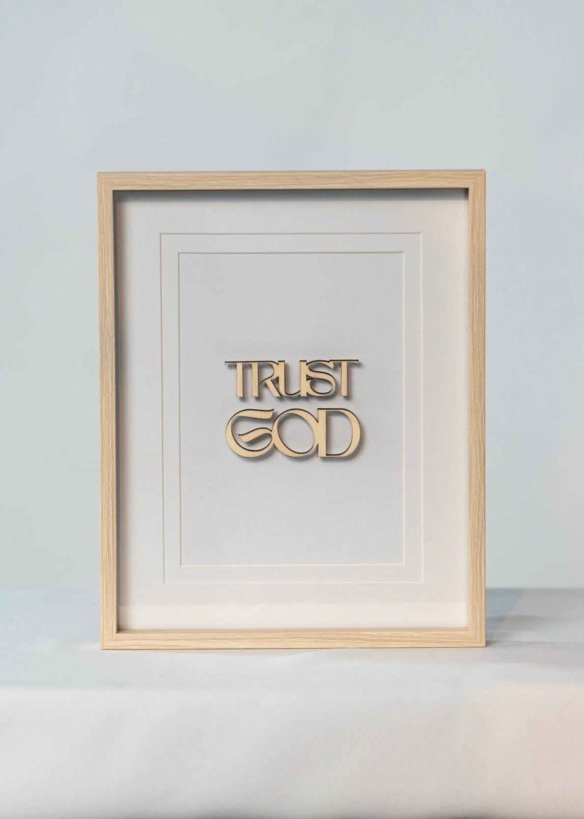 Trust God • Bilderrahmen mit Holzschrift