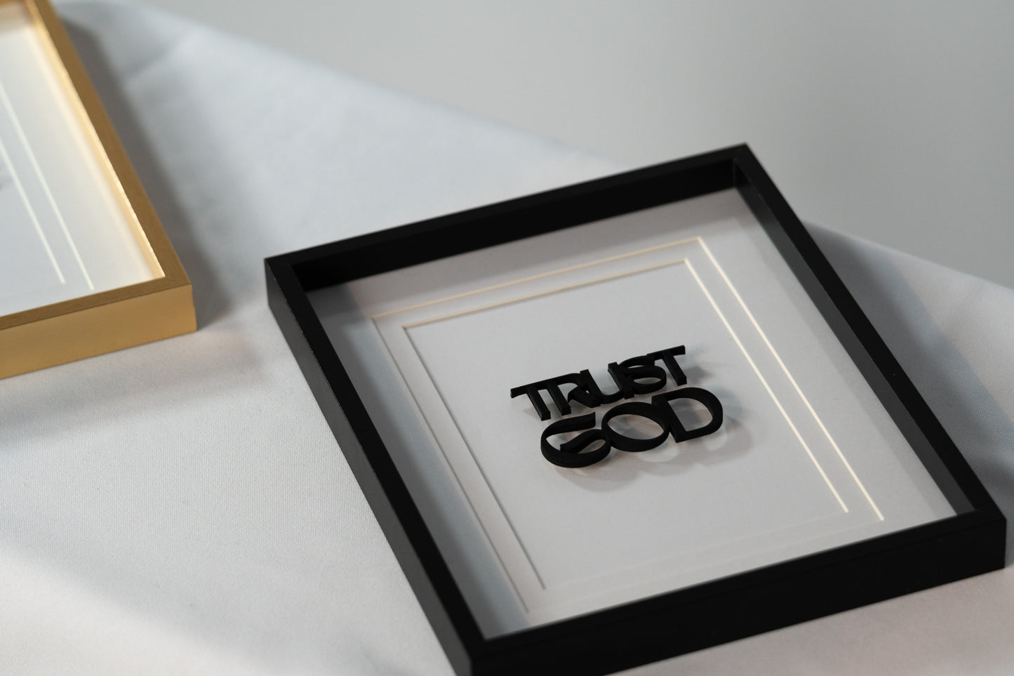 Trust God • Bilderrahmen mit Holzschrift