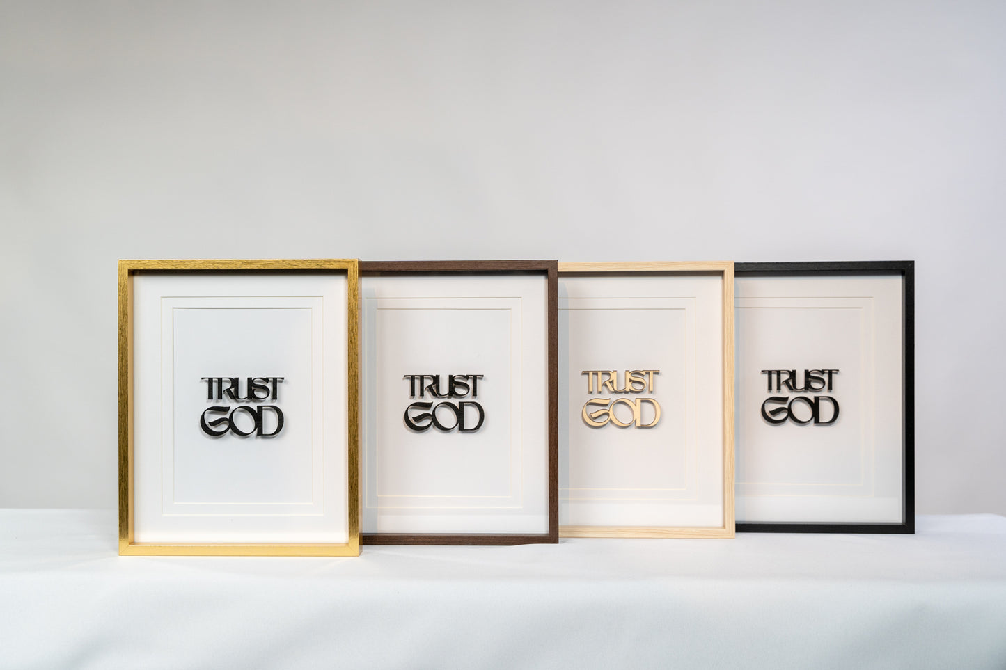 Trust God • Bilderrahmen mit Holzschrift